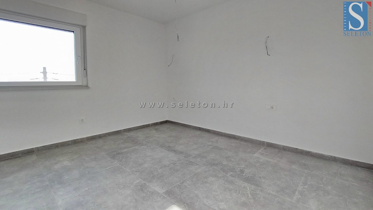 Poreč-Parenzo - nuovo  appartamento di 66 m2, 2° piano, vista mare, ASCENSORE, 2 posti auto