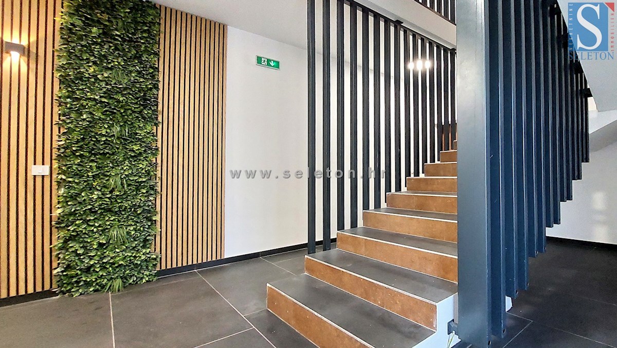 Poreč-Parenzo - nuovo  appartamento di 66 m2, 2° piano, vista mare, ASCENSORE, 2 posti auto