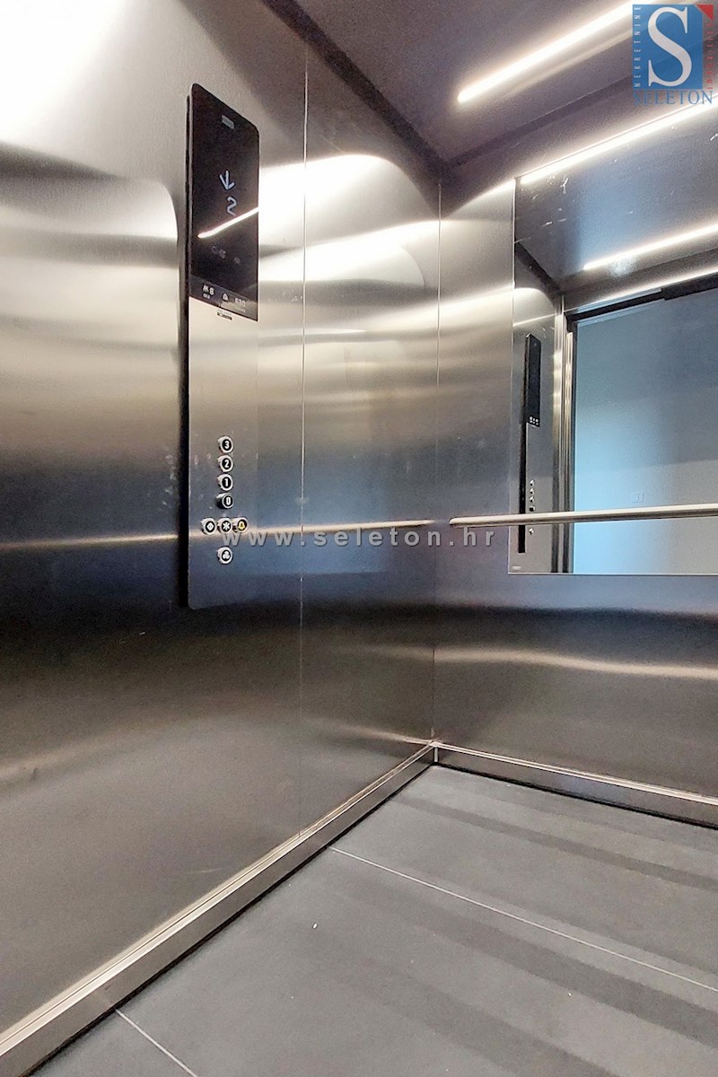 Poreč-Parenzo - nuovo  appartamento di 66 m2, 2° piano, vista mare, ASCENSORE, 2 posti auto