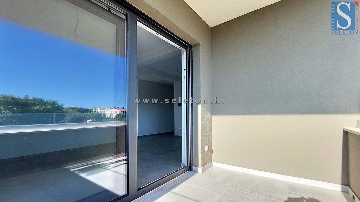 Poreč-Parenzo - nuovo  appartamento di 66 m2, 2° piano, vista mare, ASCENSORE, 2 posti auto