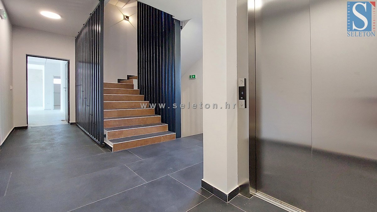 Poreč-Parenzo - nuovo  appartamento di 66 m2, 2° piano, vista mare, ASCENSORE, 2 posti auto