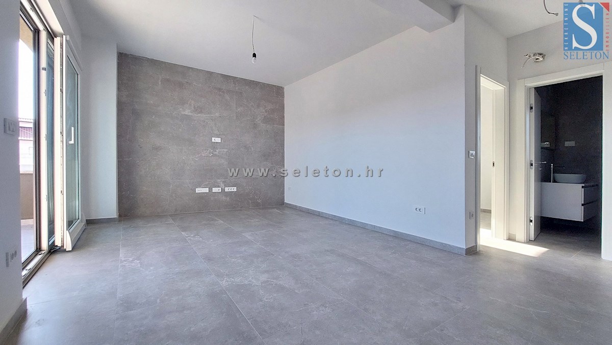 Poreč-Parenzo - nuovo  appartamento di 66 m2, 2° piano, vista mare, ASCENSORE, 2 posti auto