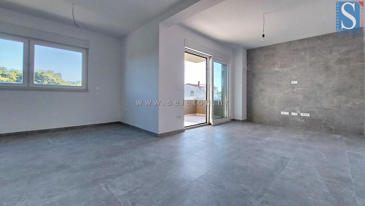 Poreč-Parenzo - nuovo  appartamento di 66 m2, 2° piano, vista mare, ASCENSORE, 2 posti auto