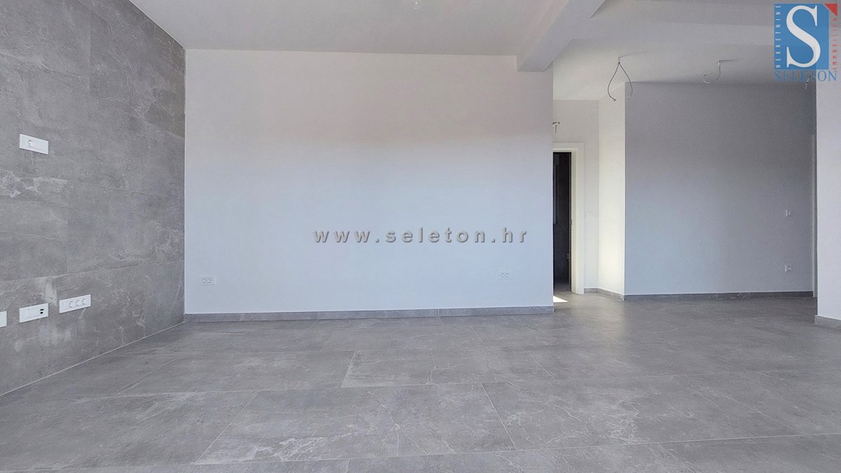 Poreč-Parenzo - nuovo  appartamento di 66 m2, 2° piano, vista mare, ASCENSORE, 2 posti auto