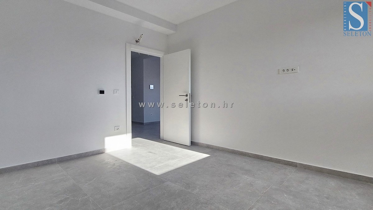 Poreč-Parenzo - nuovo  appartamento di 66 m2, 2° piano, vista mare, ASCENSORE, 2 posti auto