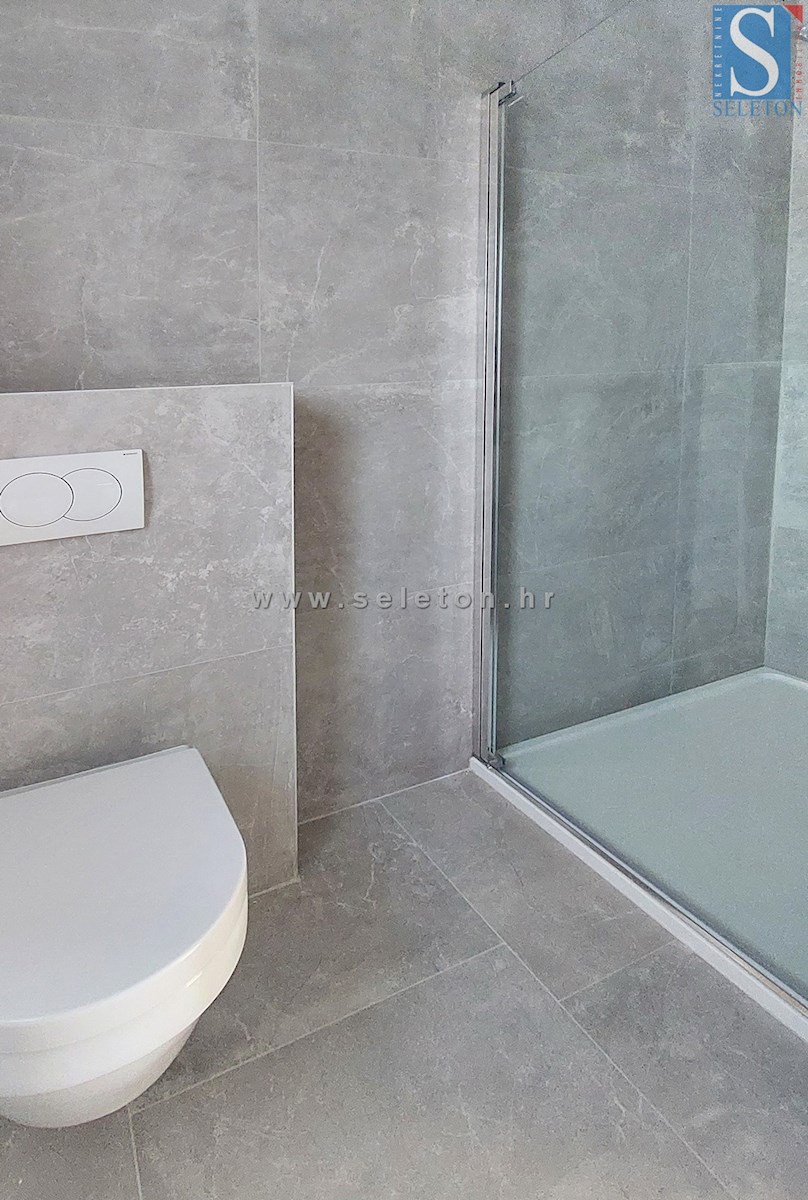 Poreč-Parenzo - nuovo  appartamento di 66 m2, 2° piano, vista mare, ASCENSORE, 2 posti auto