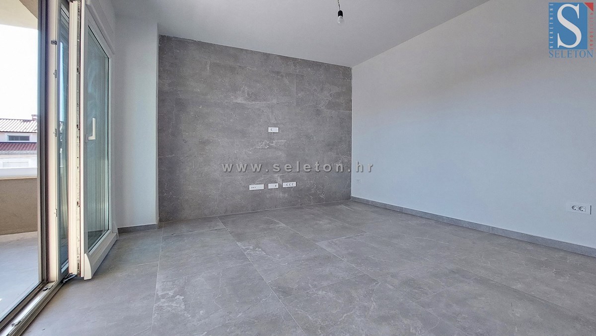 Poreč-Parenzo - nuovo  appartamento di 66 m2, 2° piano, vista mare, ASCENSORE, 2 posti auto