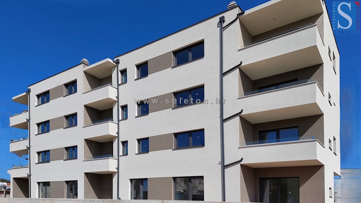 Poreč-Parenzo - nuovo  appartamento di 66 m2, 2° piano, vista mare, ASCENSORE, 2 posti auto