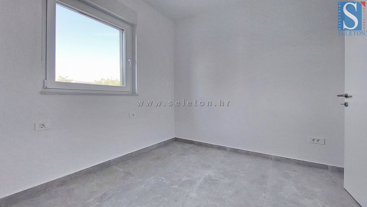 Poreč-Parenzo - nuovo  appartamento di 66 m2, 2° piano, vista mare, ASCENSORE, 2 posti auto