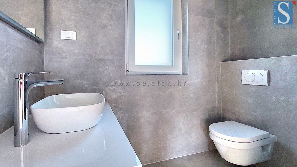 Poreč-Parenzo - nuovo  appartamento di 66 m2, 2° piano, vista mare, ASCENSORE, 2 posti auto