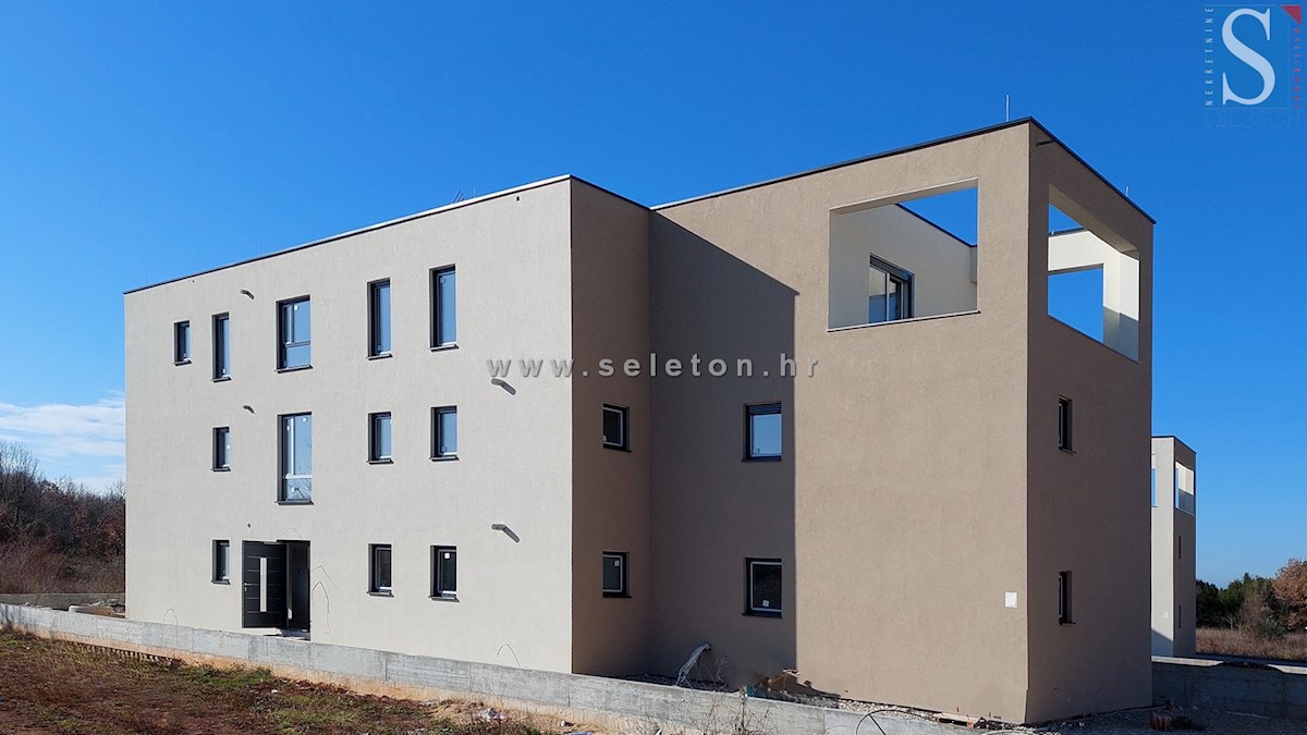 Poreč-Parenzo, nuovo appartamento di 95 m2 con giardino privato di 115 m2, a circa 800 m dal mare (in linea d'aria)