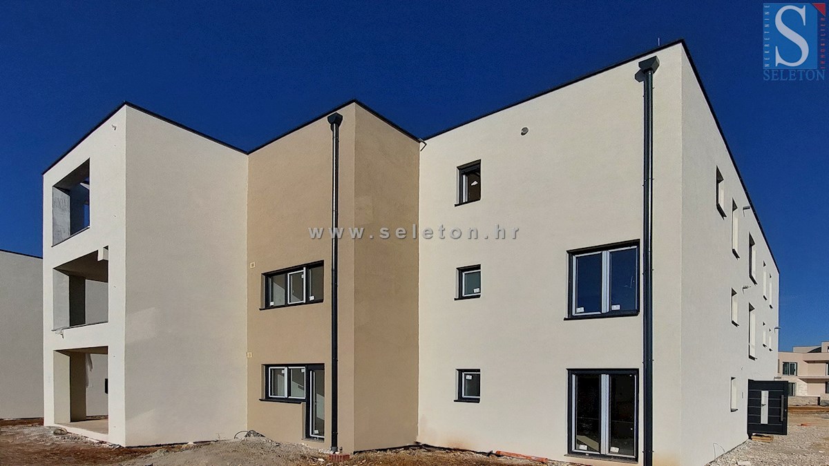 Poreč-Parenzo, nuovo appartamento di 95 m2 con giardino privato di 115 m2, a circa 800 m dal mare (in linea d'aria)