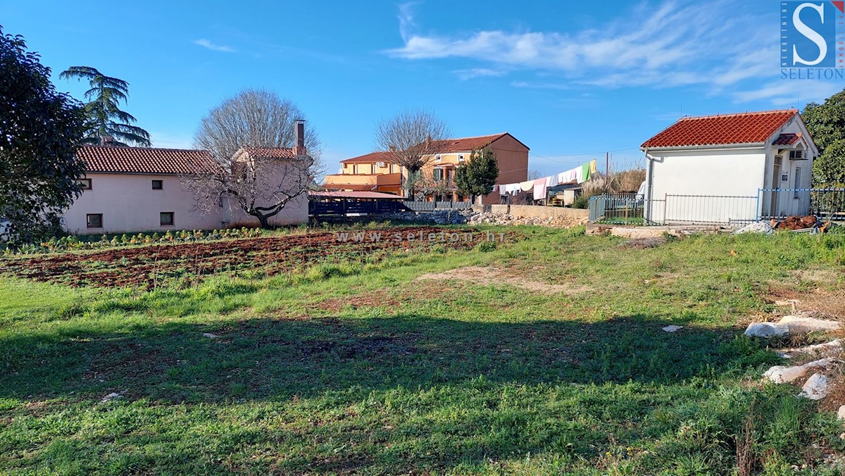 Terreno edificabile di 1.200 m2 nelle vicinanze di Poreč-Parenzo