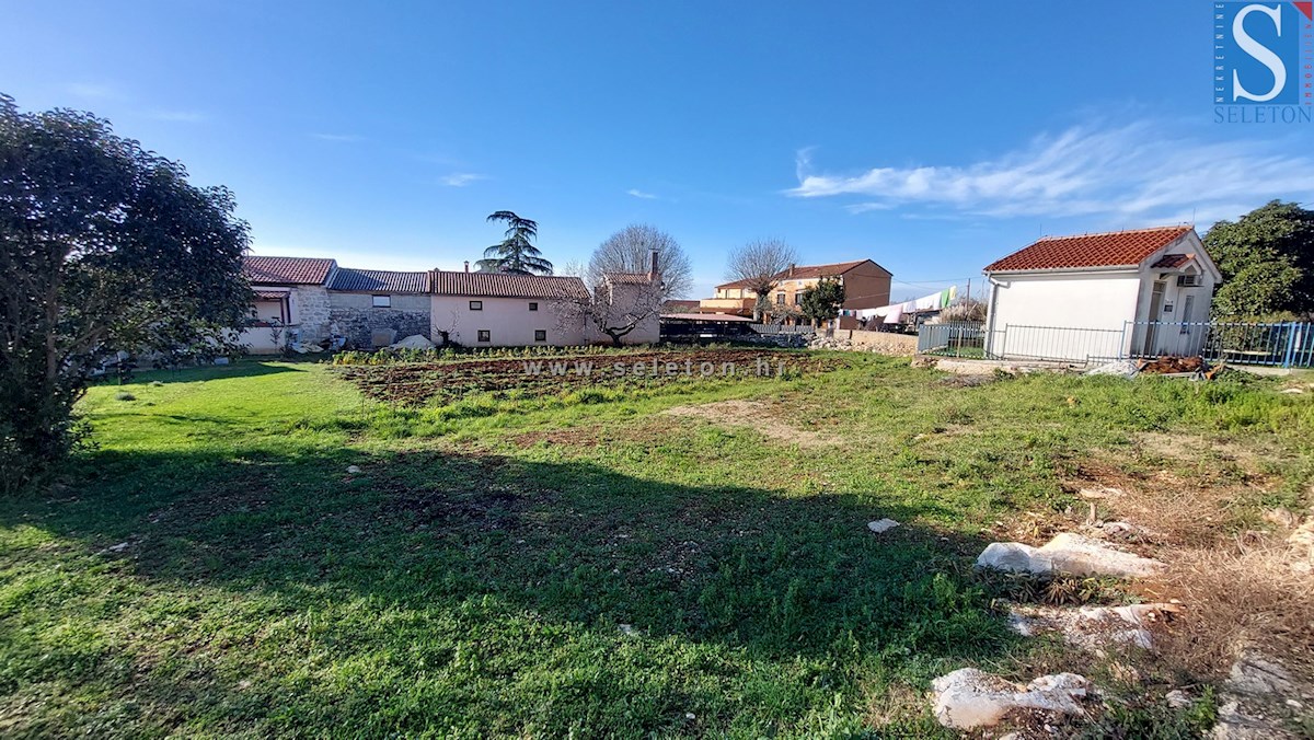 Terreno edificabile di 1.200 m2 nelle vicinanze di Poreč-Parenzo