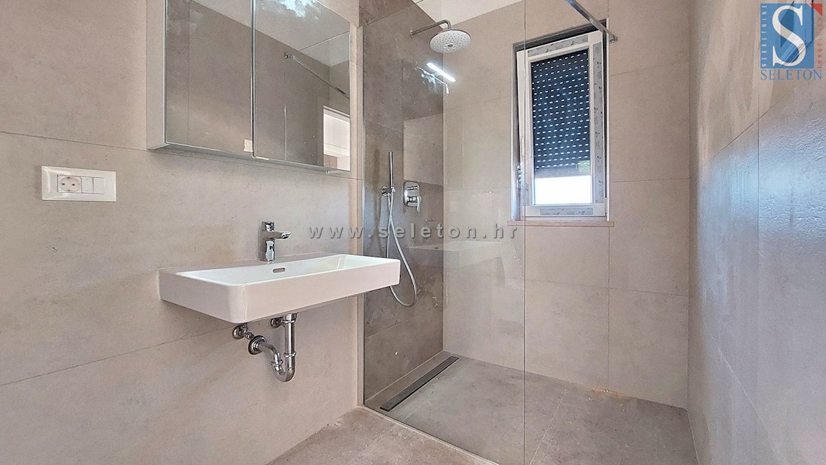 Poreč-Parenzo - dintorni, nuovo appartamento di 68 m2, 3 camere da letto, 2 posti auto