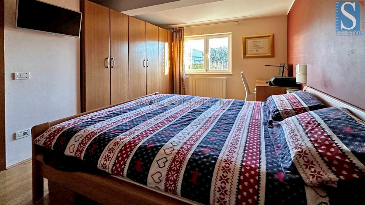 Appartamento arredato a Poreč-Parenzo, 77 m2, con giardino di 60 m2, a 1 km dal mare/spiaggia