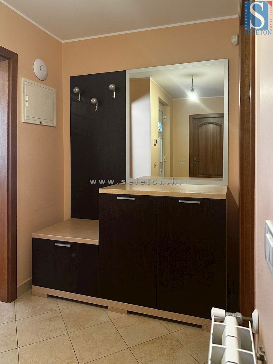 Appartamento arredato a Poreč-Parenzo, 77 m2, con giardino di 60 m2, a 1 km dal mare/spiaggia