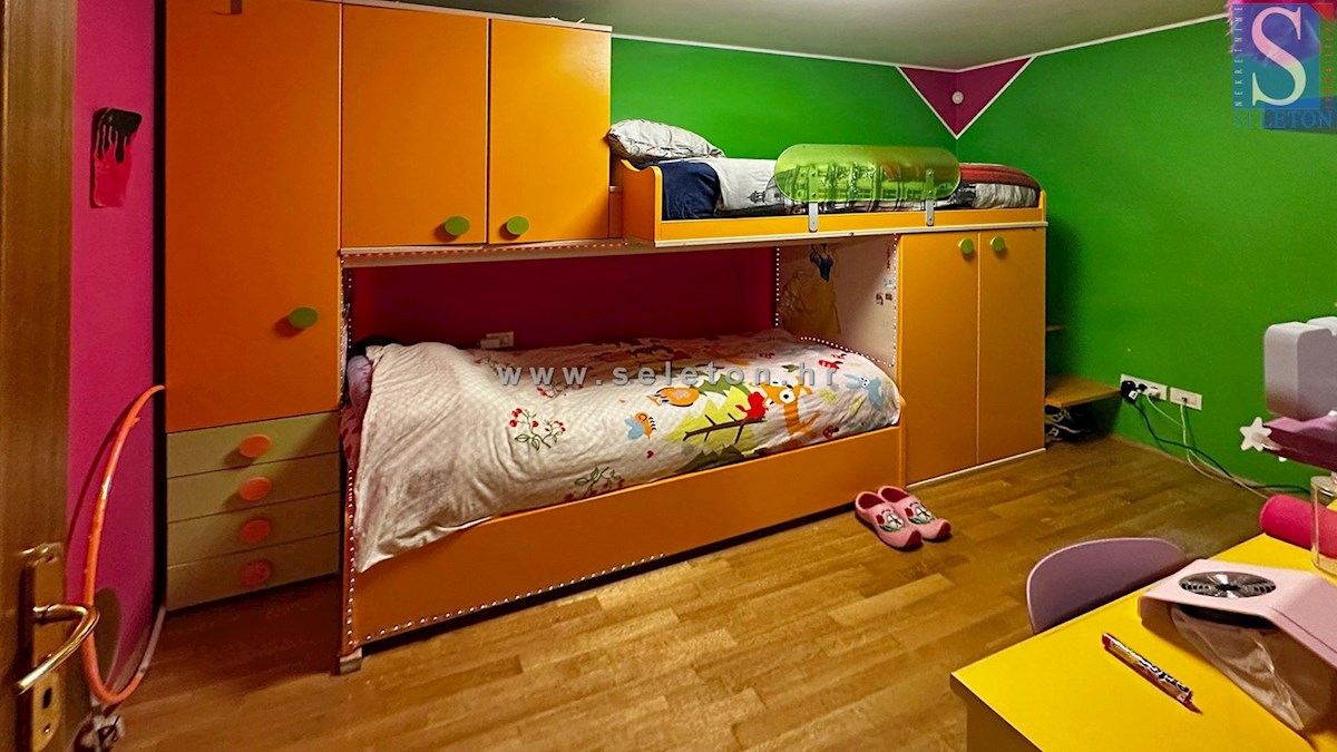 Appartamento arredato a Poreč-Parenzo, 77 m2, con giardino di 60 m2, a 1 km dal mare/spiaggia