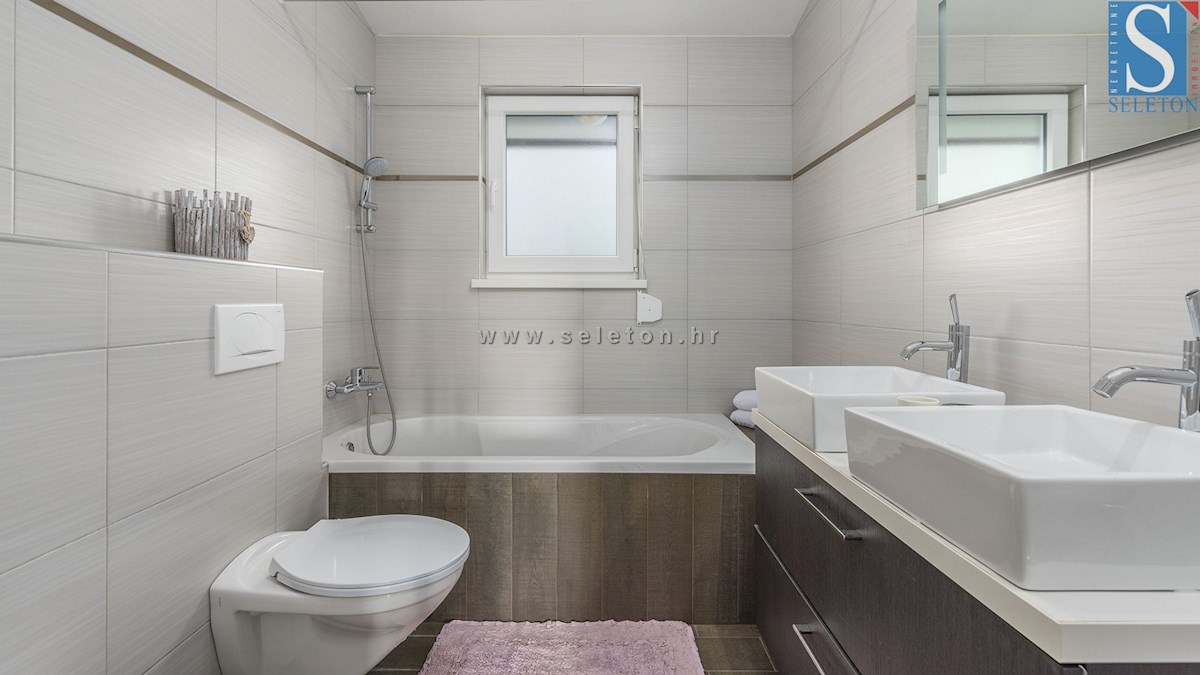 Poreč-Parenzo, casa indipendente di 134 m2 con piscina