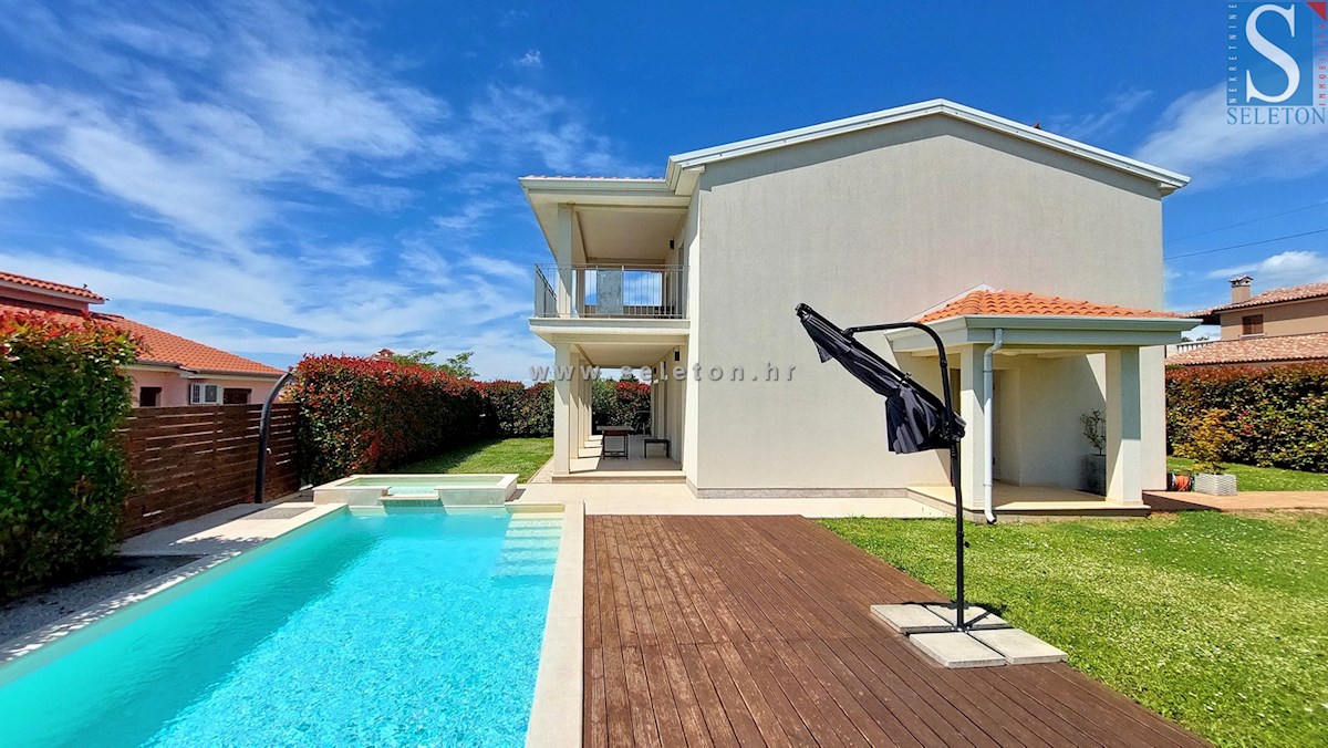 Poreč-Parenzo, casa indipendente di 134 m2 con piscina