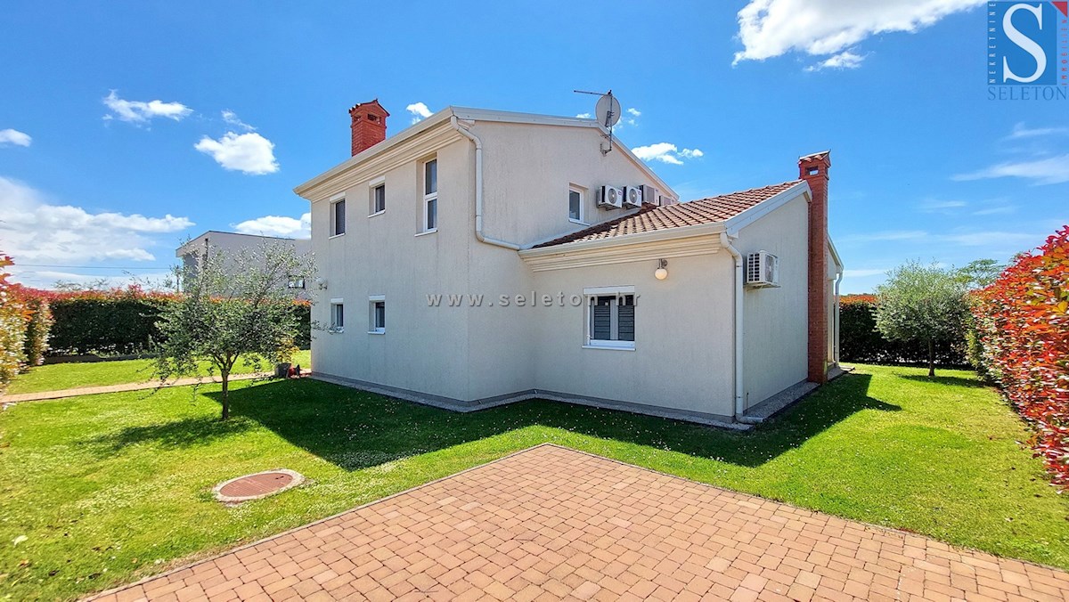 Poreč-Parenzo, casa indipendente di 134 m2 con piscina