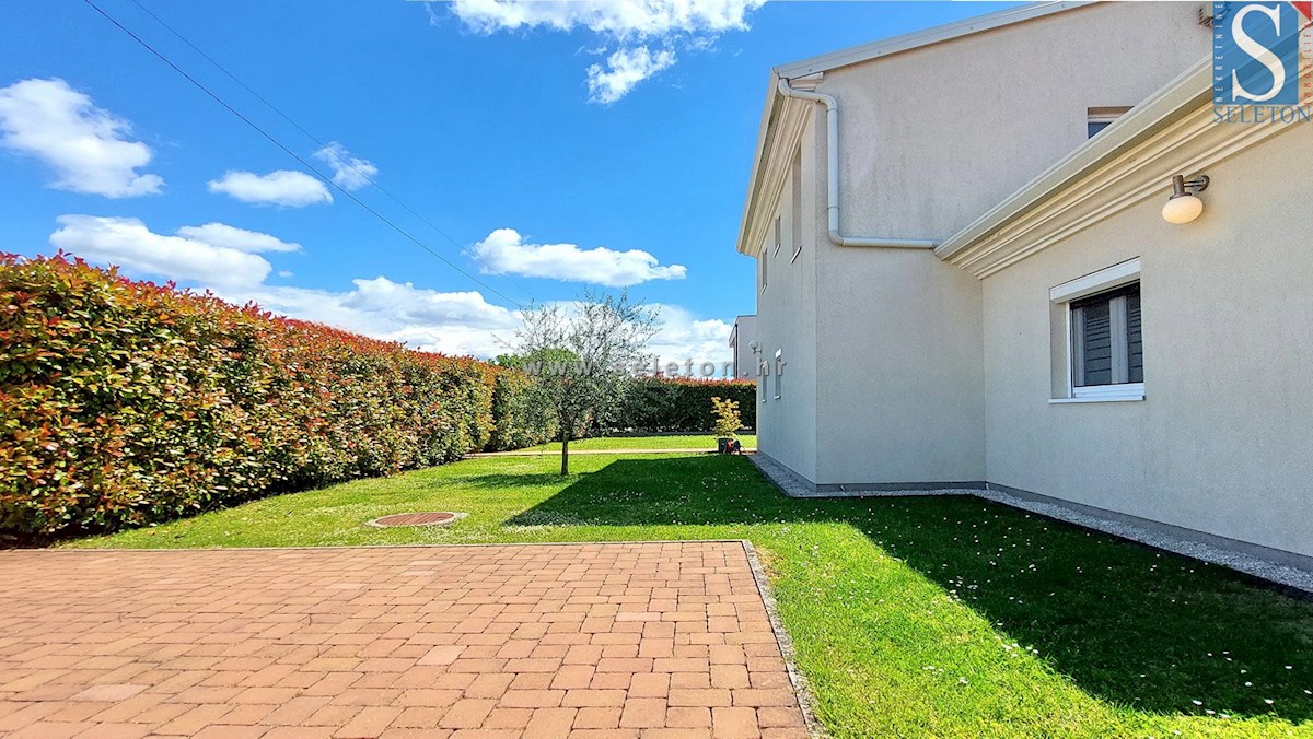 Poreč-Parenzo, casa indipendente di 134 m2 con piscina