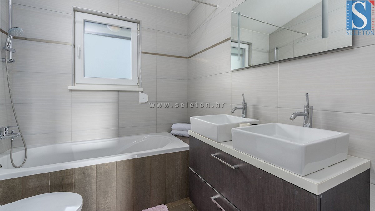 Poreč-Parenzo, casa indipendente di 134 m2 con piscina