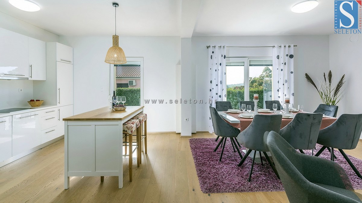 Poreč-Parenzo, casa indipendente di 134 m2 con piscina