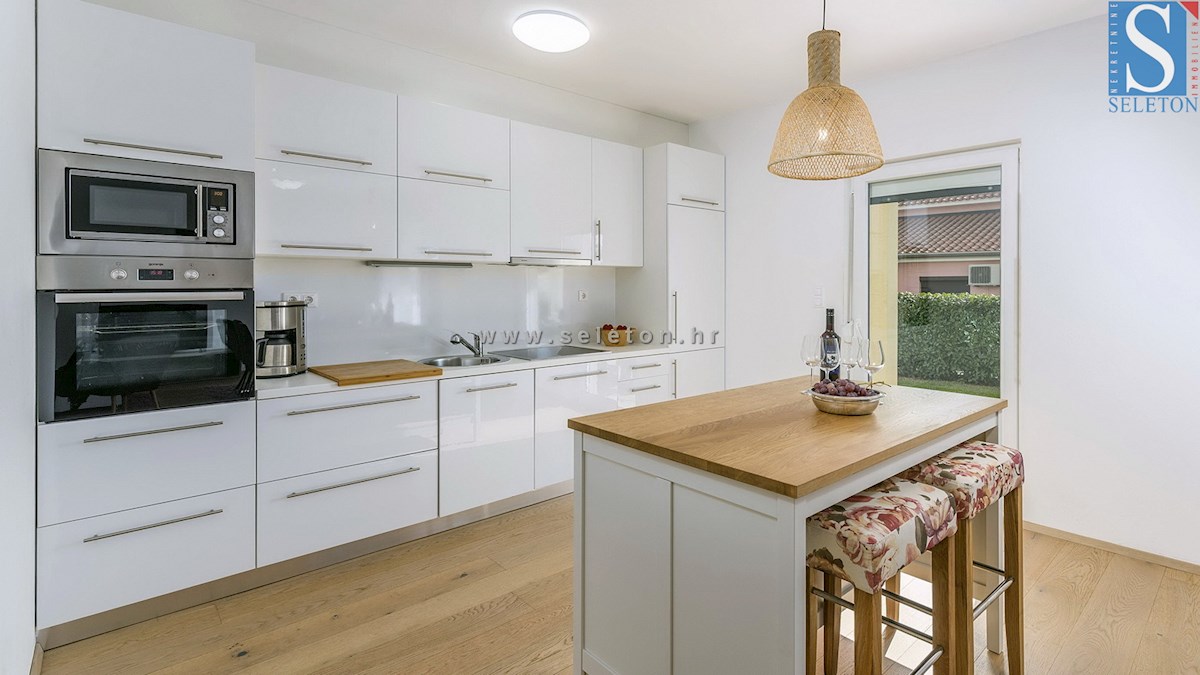 Poreč-Parenzo, casa indipendente di 134 m2 con piscina