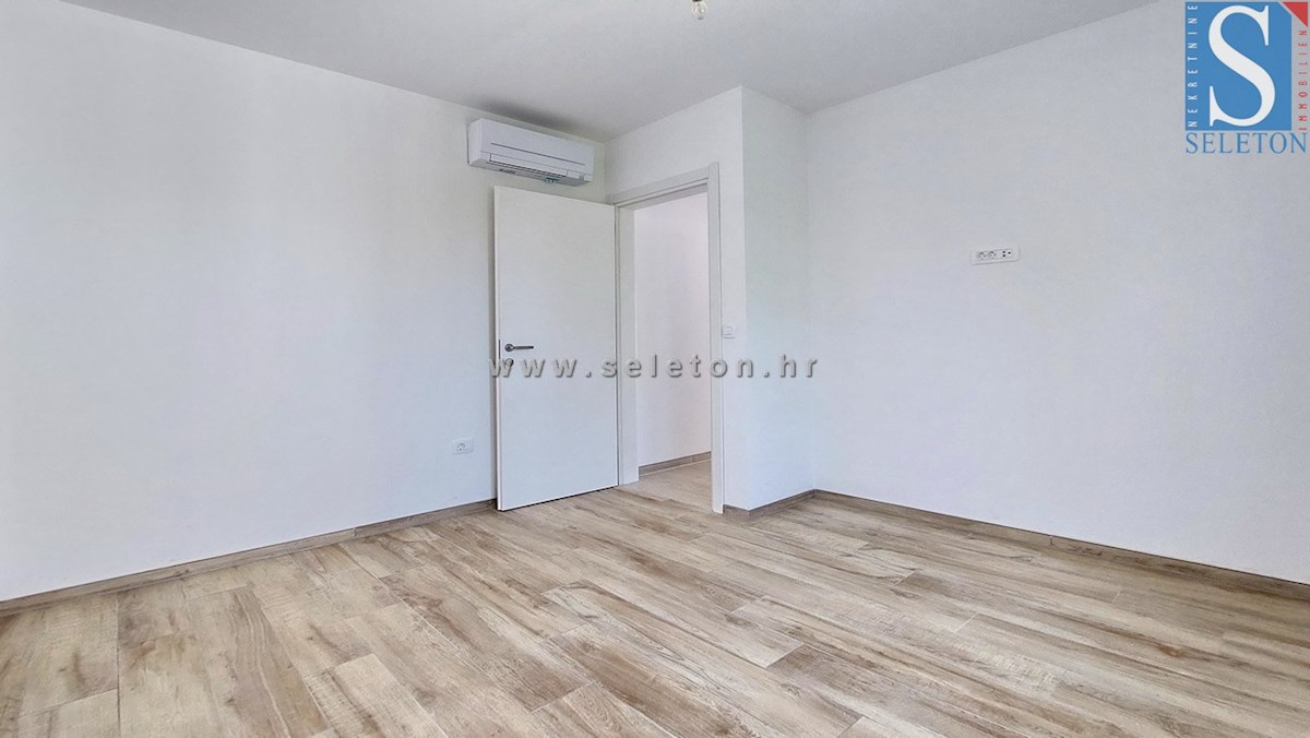 Nuovo appartamento di 84 m2 + terrazza sul tetto di 56 m2 con vista mare