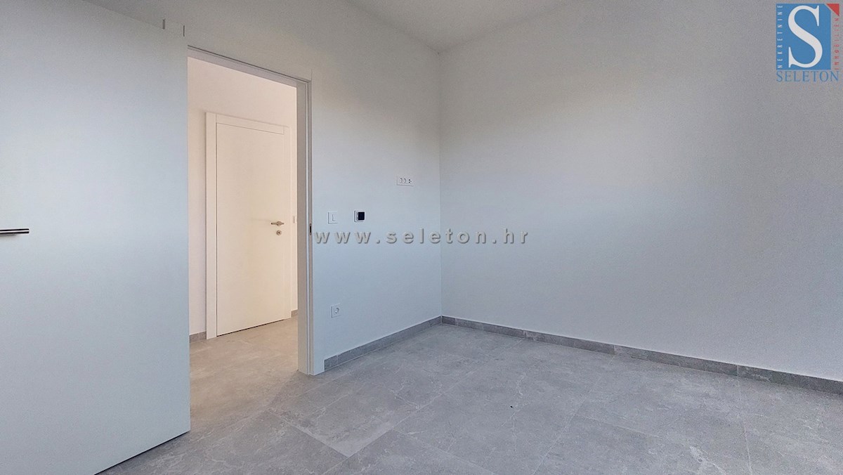 Poreč-Parenzo - nuovo appartamento di 66 m2, 2° piano, vista mare, ASCENSORE, 2 posti auto