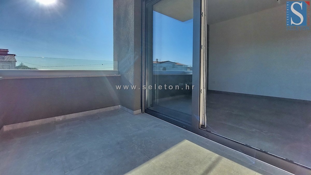 Poreč-Parenzo - nuovo appartamento di 66 m2, 2° piano, vista mare, ASCENSORE, 2 posti auto