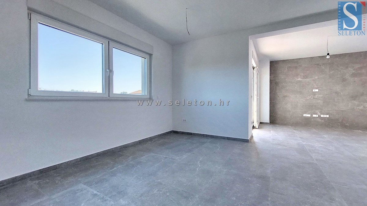 Poreč-Parenzo - nuovo appartamento di 66 m2, 2° piano, vista mare, ASCENSORE, 2 posti auto