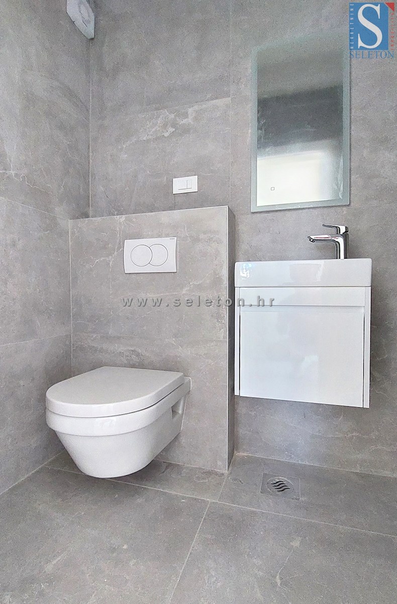 Poreč-Parenzo - nuovo appartamento di 66 m2, 2° piano, vista mare, ASCENSORE, 2 posti auto