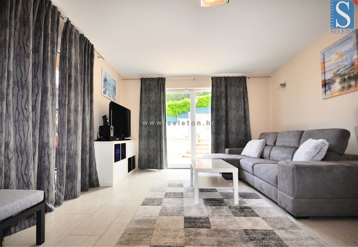 Poreč-Parenzo, casa indipendente di 180 m2 con piscina, 2 appartamenti