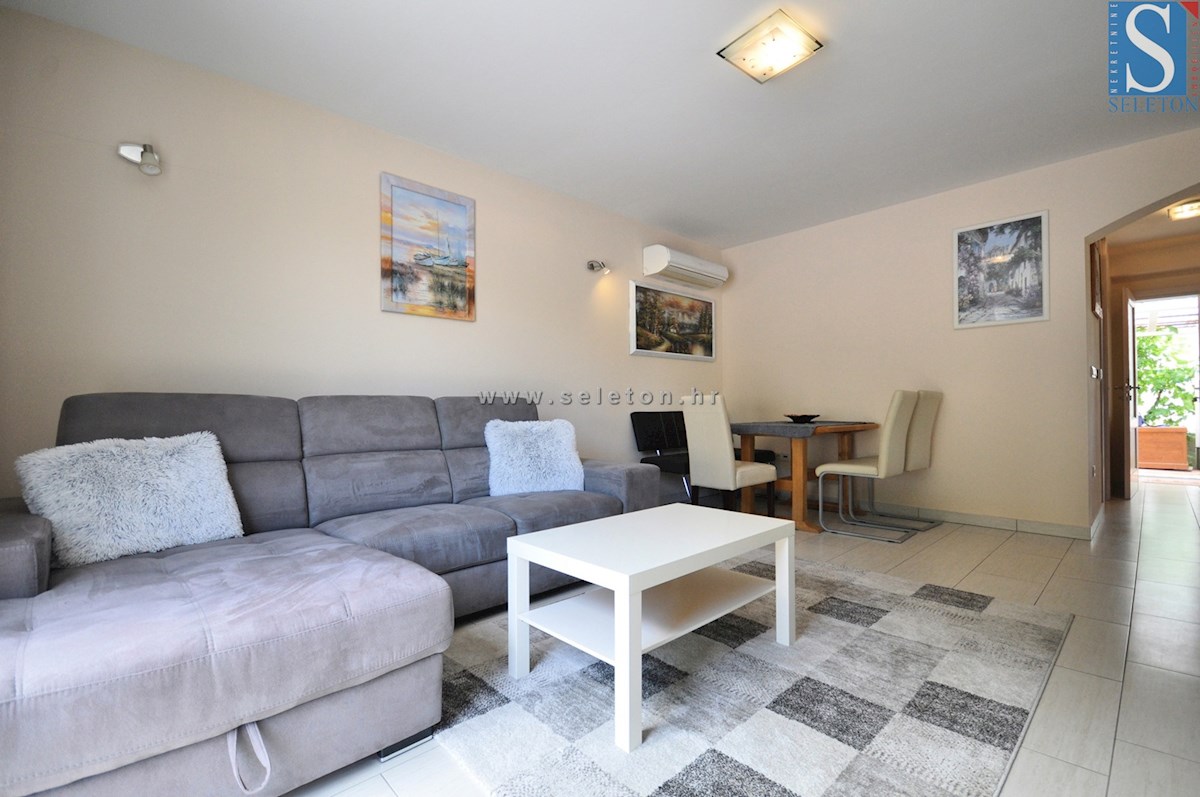 Poreč-Parenzo, casa indipendente di 180 m2 con piscina, 2 appartamenti