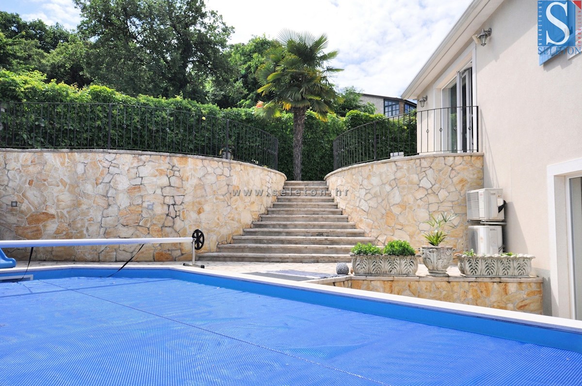 Poreč-Parenzo, casa indipendente di 180 m2 con piscina, 2 appartamenti