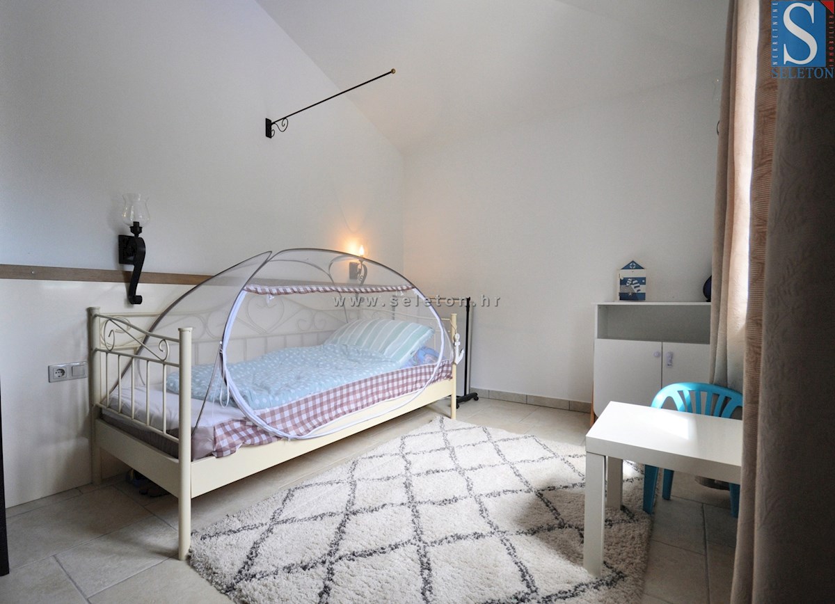 Poreč-Parenzo, casa indipendente di 180 m2 con piscina, 2 appartamenti