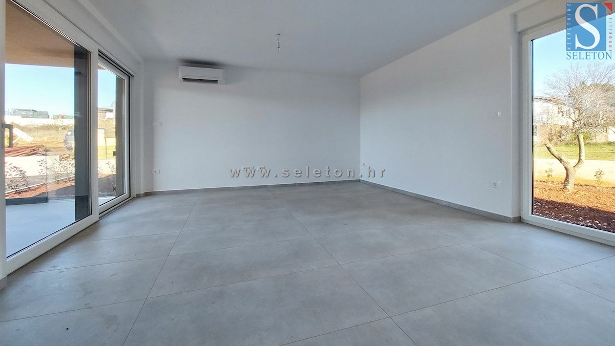 Poreč, nuovo appartamento di 67 m2 con giardino privato di 180 m2, 2 posti auto, cantina