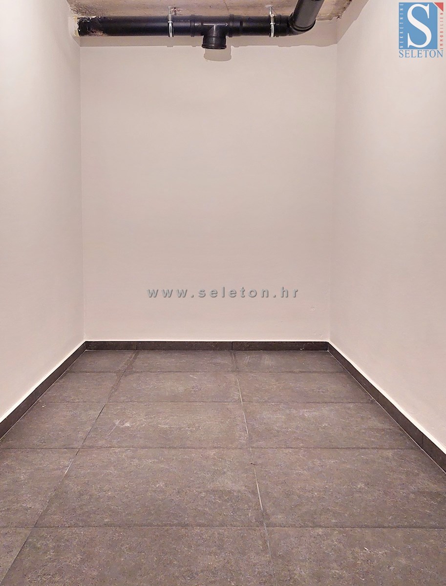 Poreč, nuovo appartamento di 67 m2 con giardino privato di 180 m2, 2 posti auto, cantina