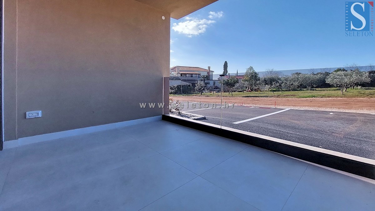 Poreč, nuovo appartamento di 67 m2 con giardino privato di 180 m2, 2 posti auto, cantina