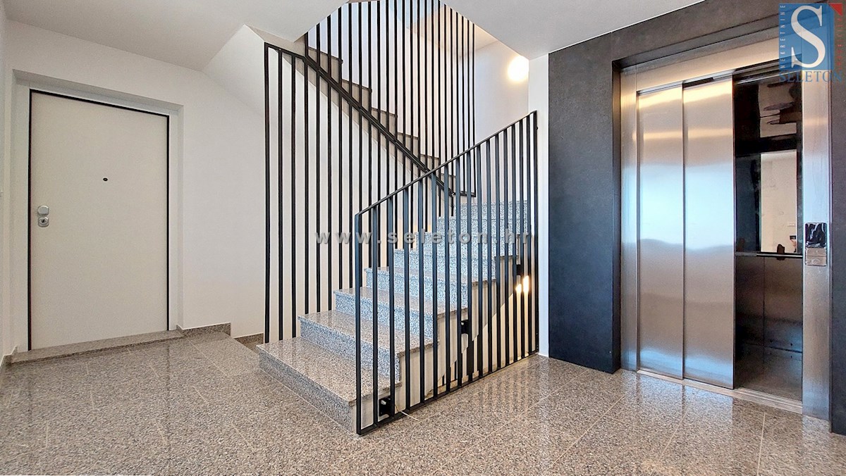 Poreč, nuovo appartamento di 67 m2 con giardino privato di 180 m2, 2 posti auto, cantina