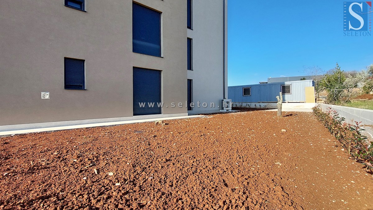 Poreč, nuovo appartamento di 67 m2 con giardino privato di 180 m2, 2 posti auto, cantina