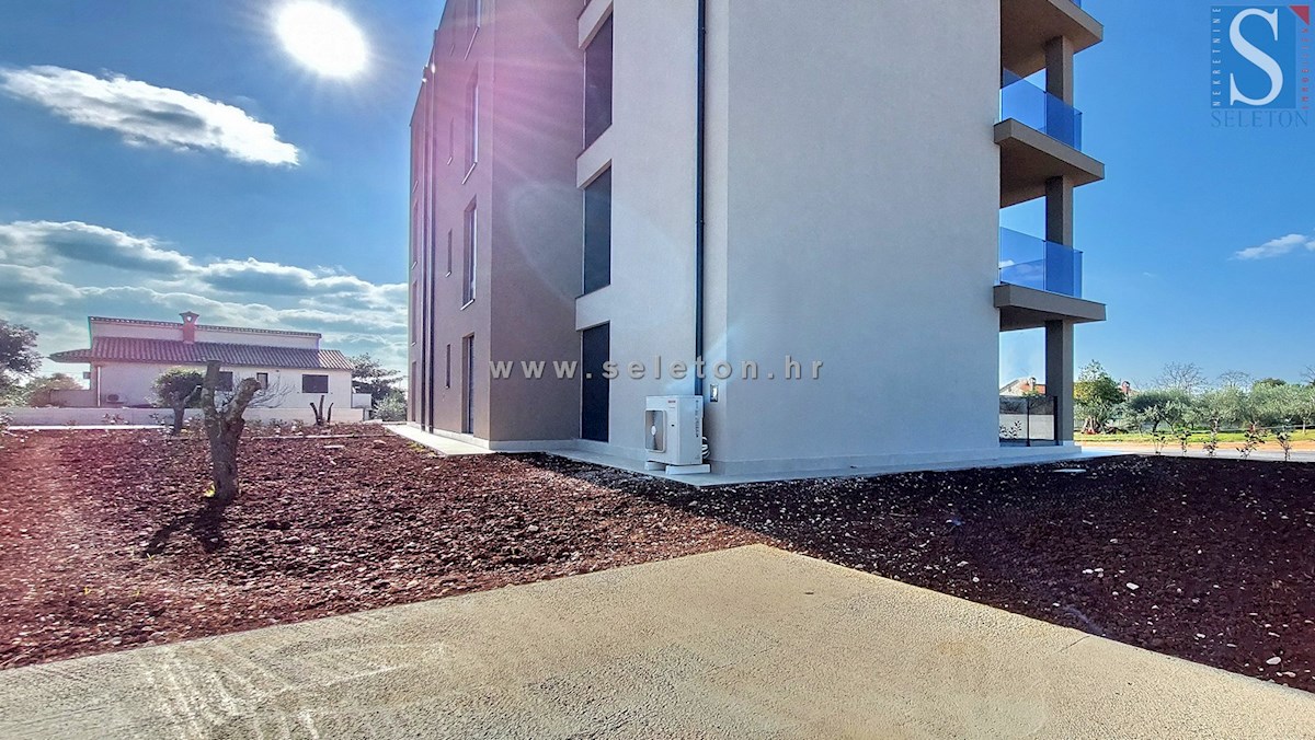 Poreč, nuovo appartamento di 67 m2 con giardino privato di 180 m2, 2 posti auto, cantina