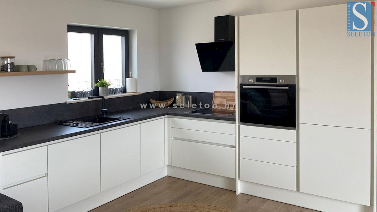 Istria, Poreč-Parenzo, moderno appartamento di 63 m2, 1° piano, riscaldamento a pavimento (POMPA DI CALORE)