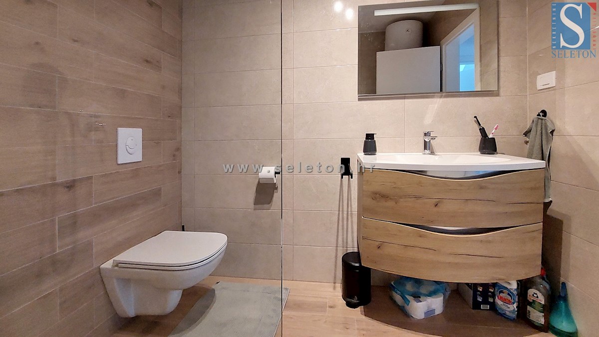 Istria, Poreč-Parenzo, moderno appartamento di 63 m2, 1° piano, riscaldamento a pavimento (POMPA DI CALORE)