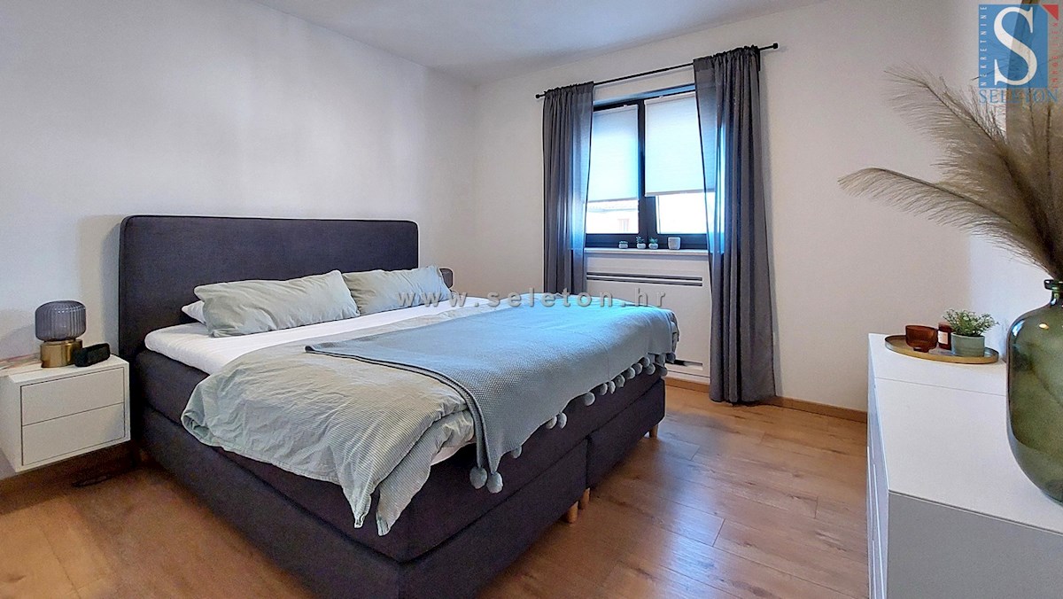 Istria, Poreč-Parenzo, moderno appartamento di 63 m2, 1° piano, riscaldamento a pavimento (POMPA DI CALORE)