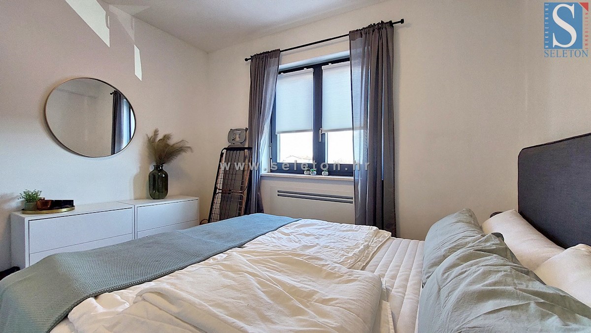 Istria, Poreč-Parenzo, moderno appartamento di 63 m2, 1° piano, riscaldamento a pavimento (POMPA DI CALORE)