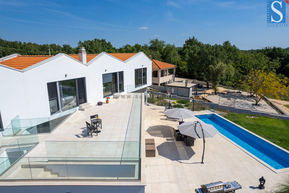 Istria, Poreč-Parenzo - dintorni, villa moderna di 437 m2 con piscina e ampio giardino