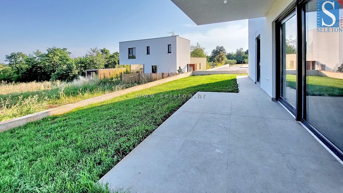 Nuovo appartamento nelle vicinanze di Poreč-Parenzo di 86 m2 con giardino privato do 146 m2